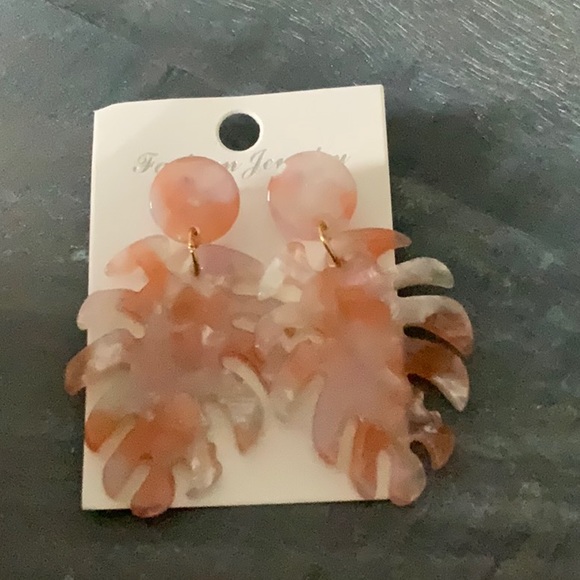 Acrylic Floral Leaf Peach/White Earrings - Picture 4 of 4
